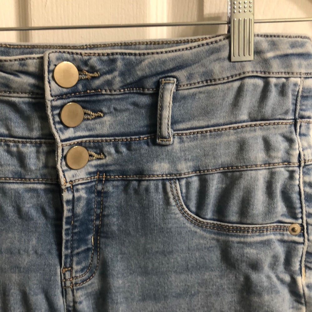 Cute button top mid rise jeans! Super stretchy!